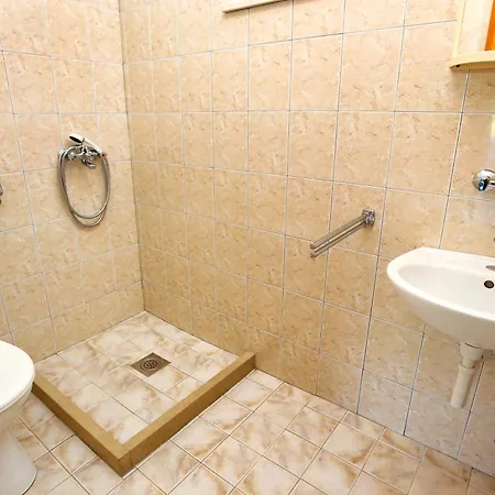 Rasohatica 5453a Apartment Zrnovo